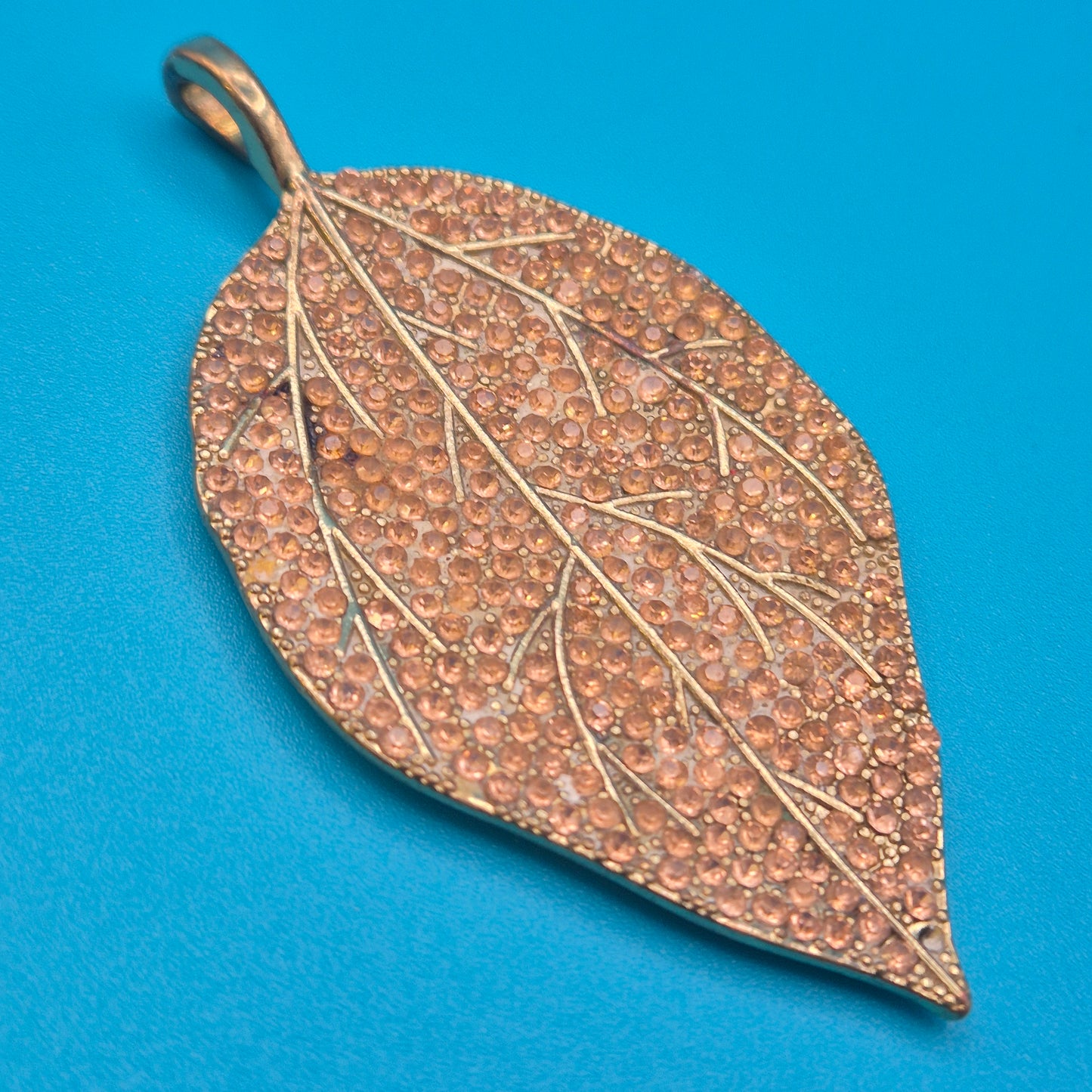 Vintage Blatt-Anhänger in Roségold-Optik mit funkelnden Strasssteinen