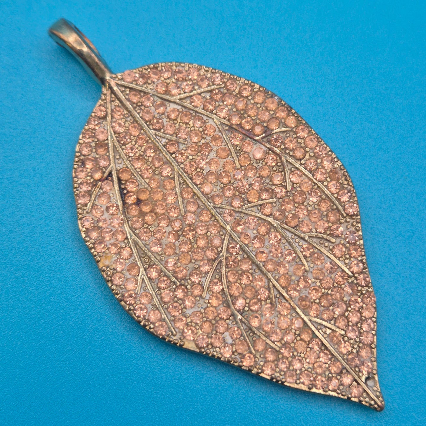 Vintage Blatt-Anhänger in Roségold-Optik mit funkelnden Strasssteinen
