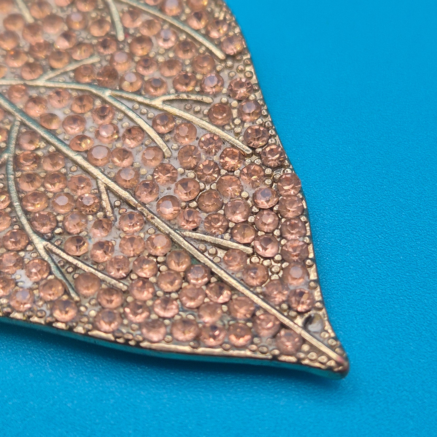 Vintage Blatt-Anhänger in Roségold-Optik mit funkelnden Strasssteinen