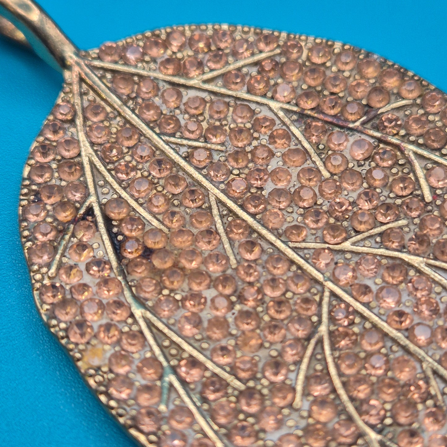 Vintage Blatt-Anhänger in Roségold-Optik mit funkelnden Strasssteinen