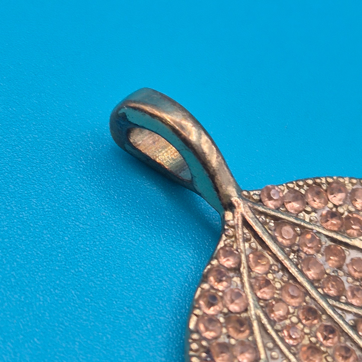 Vintage Blatt-Anhänger in Roségold-Optik mit funkelnden Strasssteinen