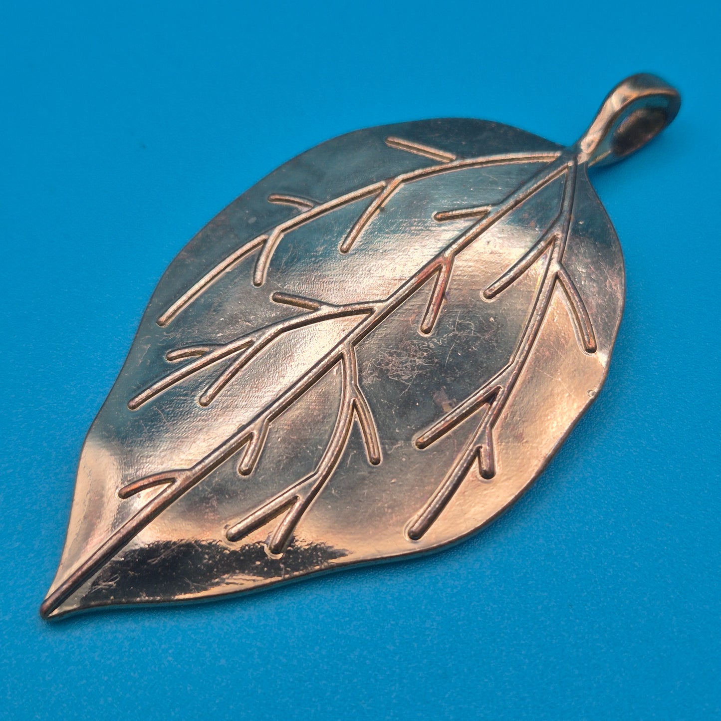 Vintage Blatt-Anhänger in Roségold-Optik mit funkelnden Strasssteinen