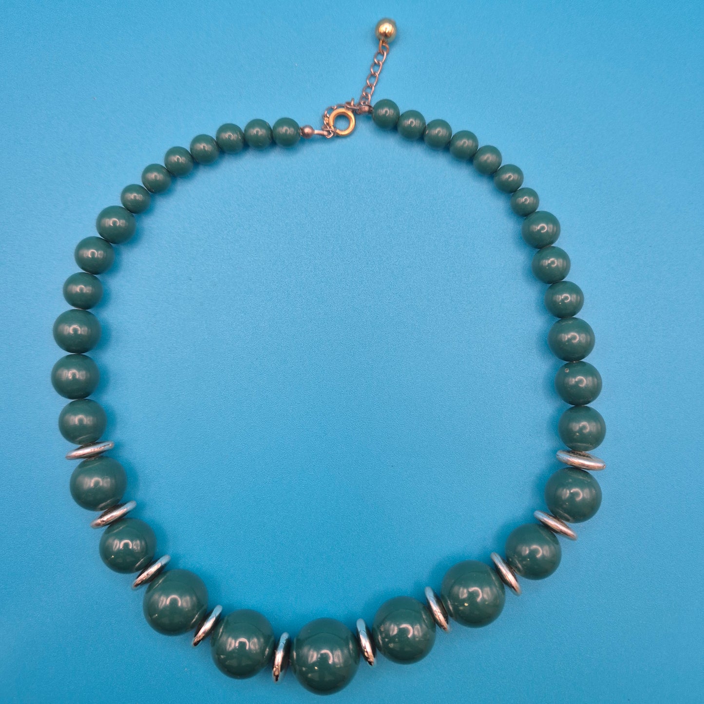 Vintage Statement Kette mit grünen Perlen und silberfarbenen Akzenten
