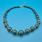Vintage Statement Kette mit grünen Perlen und silberfarbenen Akzenten