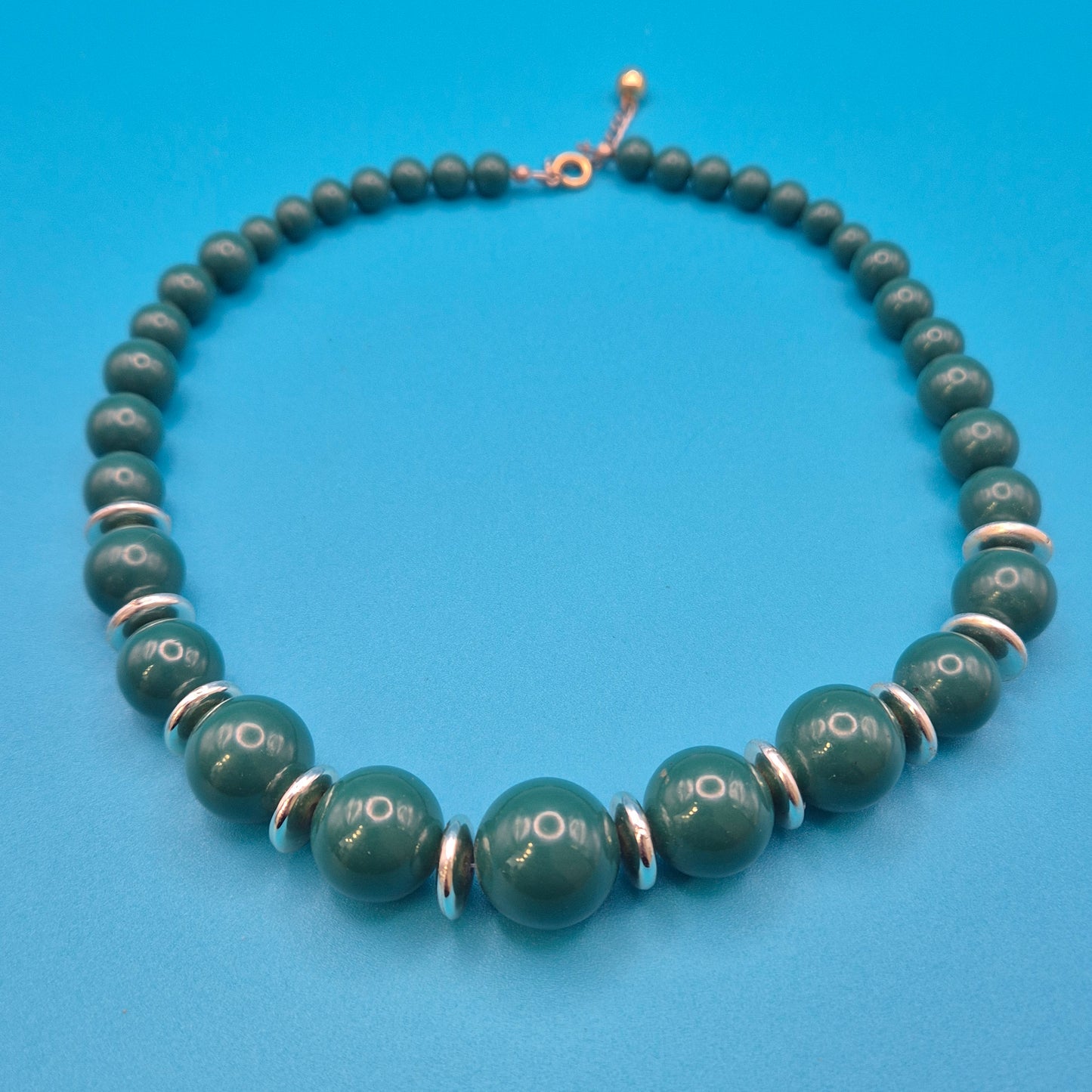 Vintage Statement Kette mit grünen Perlen und silberfarbenen Akzenten