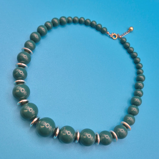 Vintage Statement Kette mit grünen Perlen und silberfarbenen Akzenten