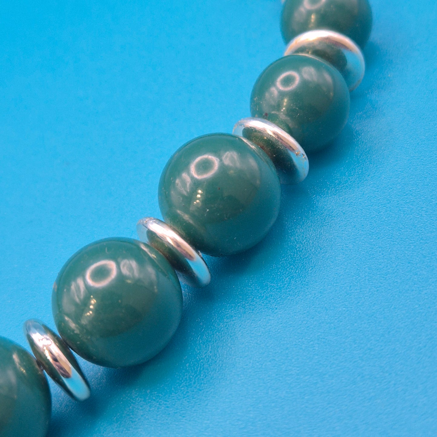 Vintage Statement Kette mit grünen Perlen und silberfarbenen Akzenten