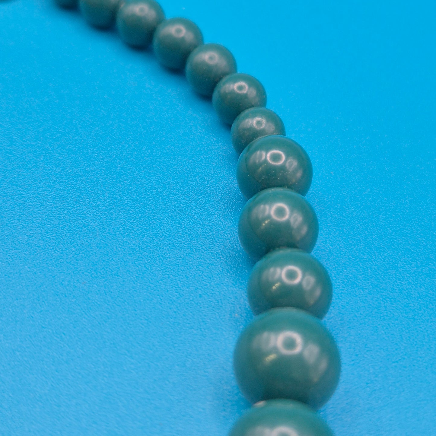Vintage Statement Kette mit grünen Perlen und silberfarbenen Akzenten