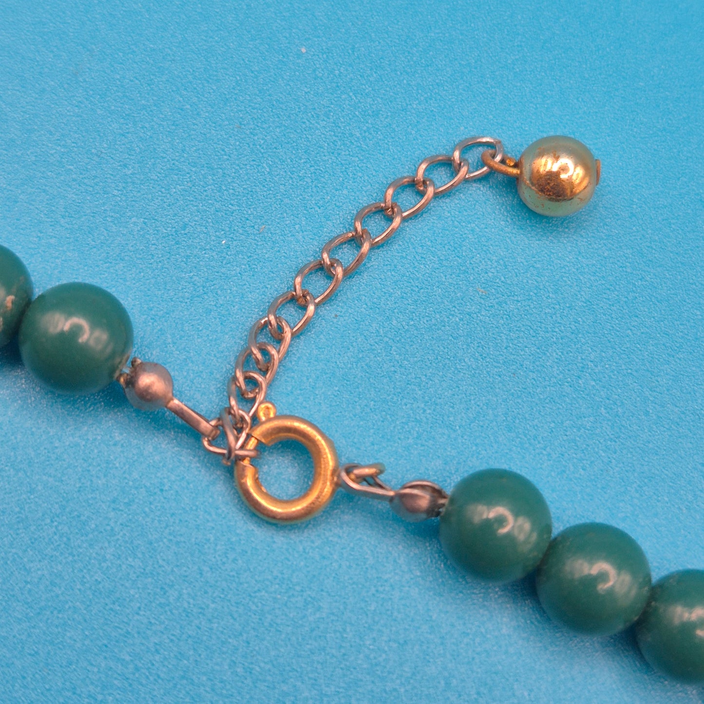 Vintage Statement Kette mit grünen Perlen und silberfarbenen Akzenten