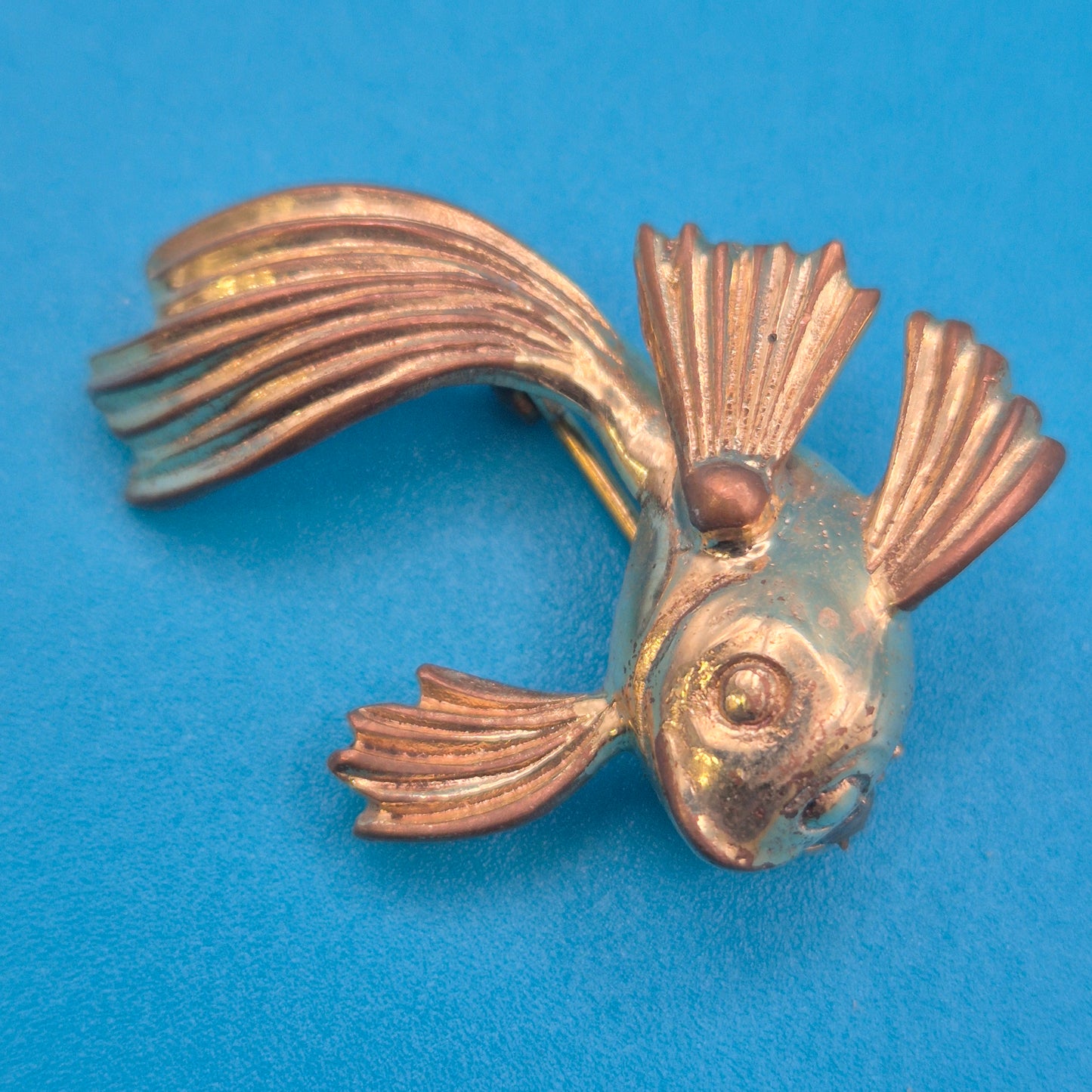 Vintage Goldfarbene Fisch-Brosche im verspielten Design
