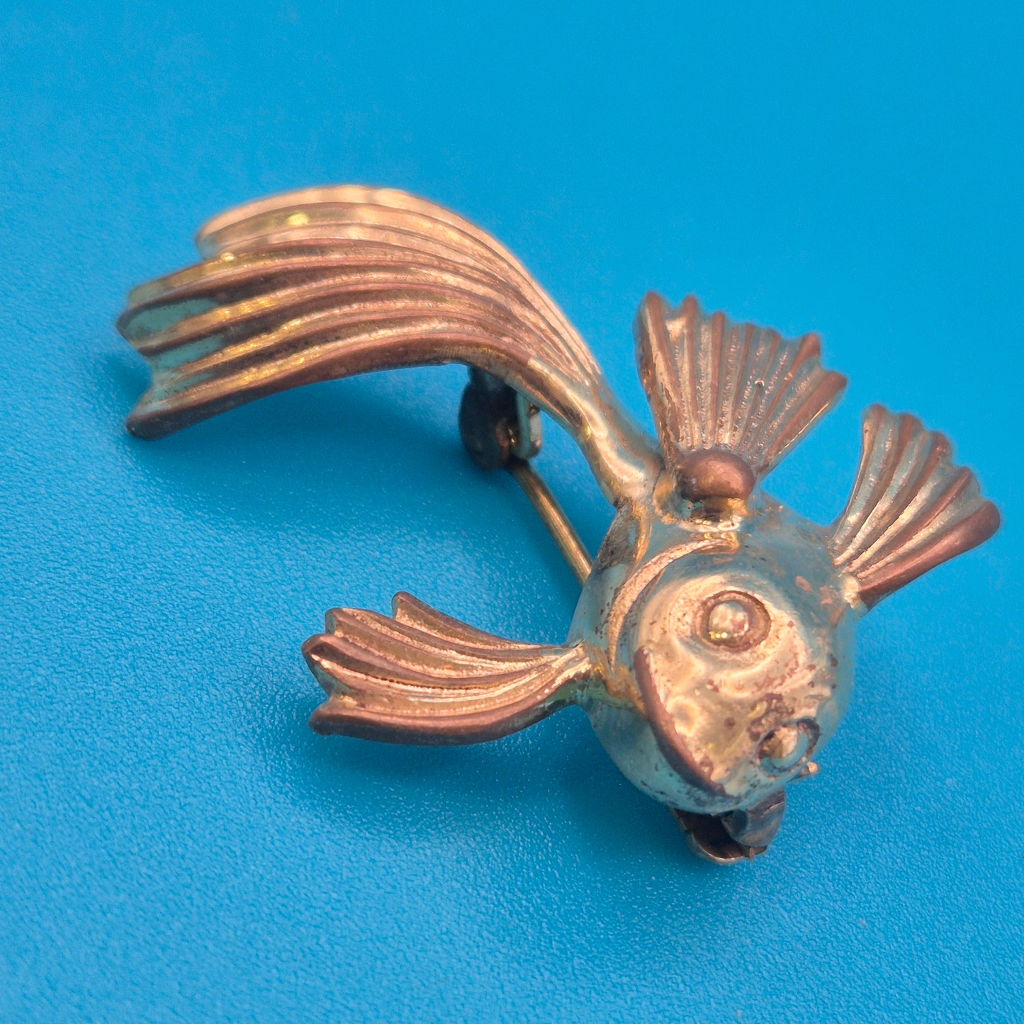Vintage Goldfarbene Fisch-Brosche im verspielten Design