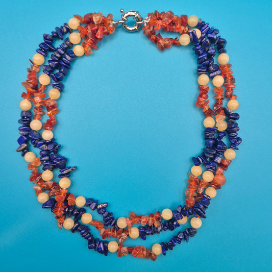 Elegante dreireihige Edelstein-Halskette mit Lapis Lazuli und Karneol
