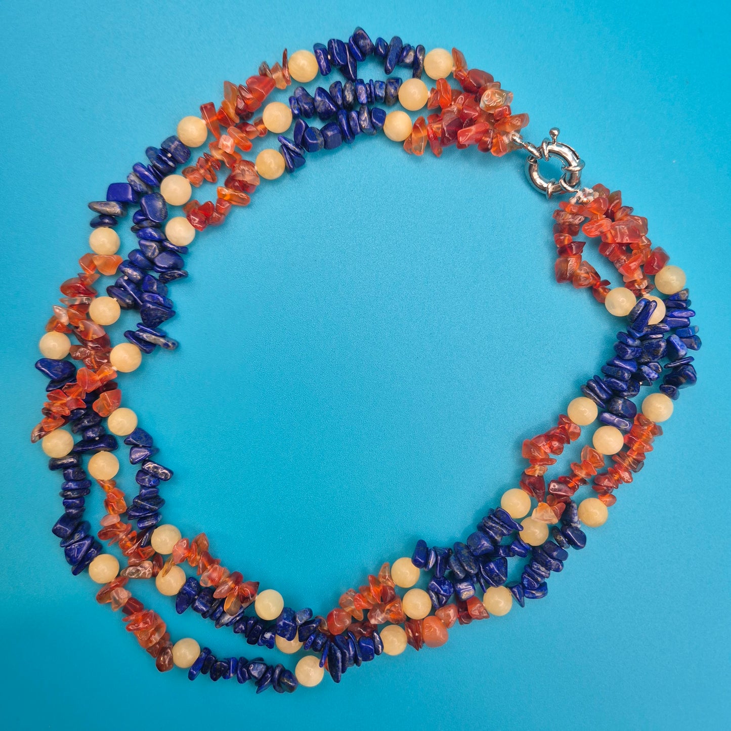Elegante dreireihige Edelstein-Halskette mit Lapis Lazuli und Karneol
