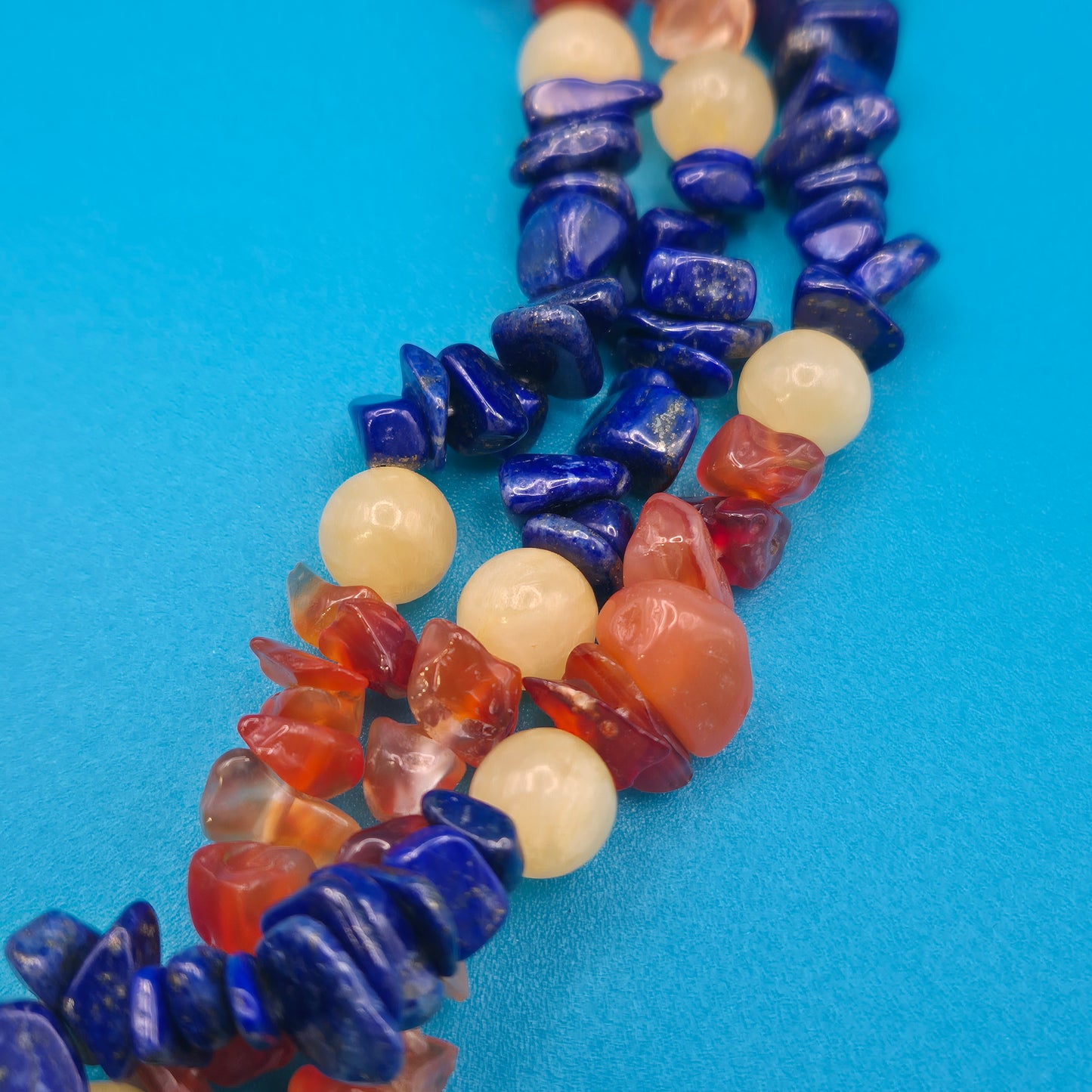 Elegante dreireihige Edelstein-Halskette mit Lapis Lazuli und Karneol
