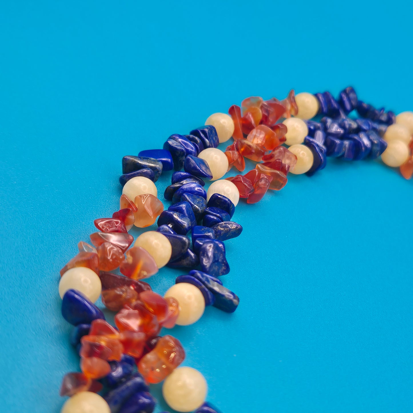 Elegante dreireihige Edelstein-Halskette mit Lapis Lazuli und Karneol