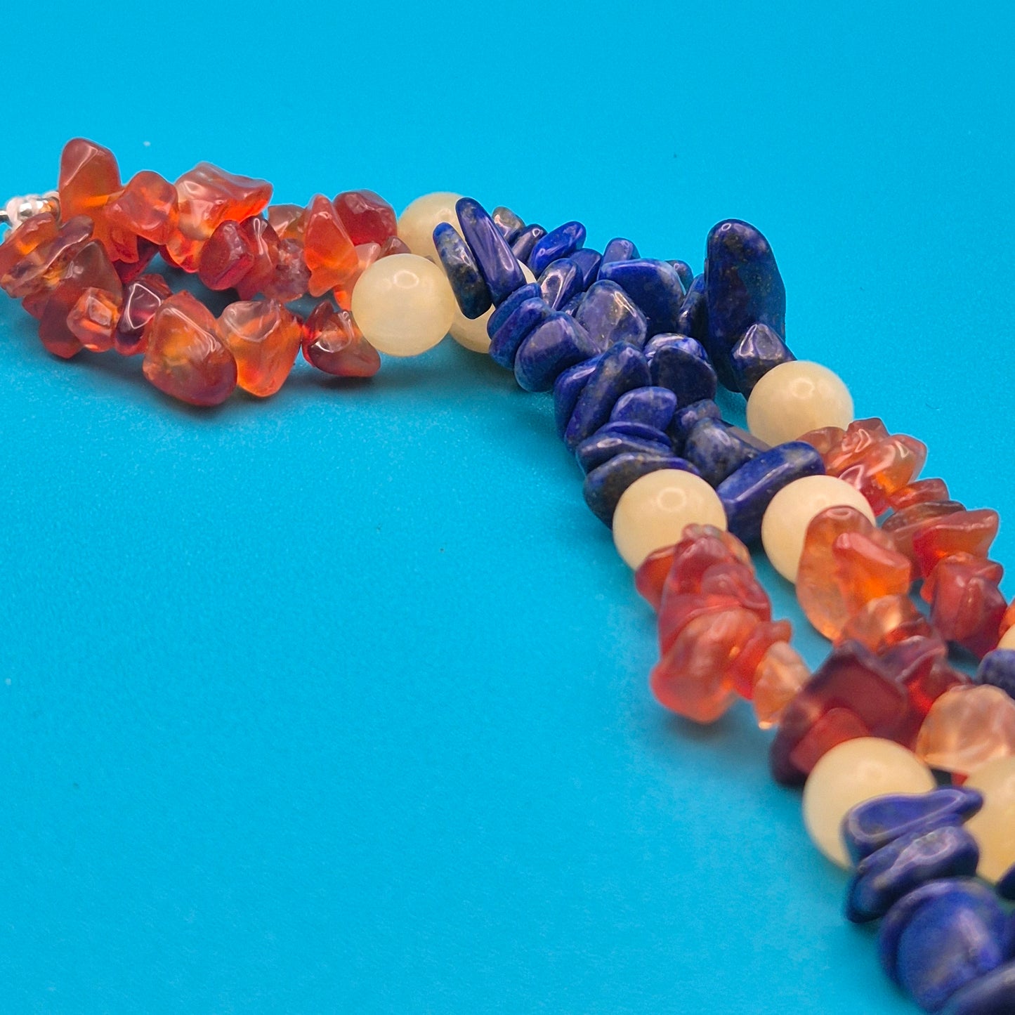 Elegante dreireihige Edelstein-Halskette mit Lapis Lazuli und Karneol