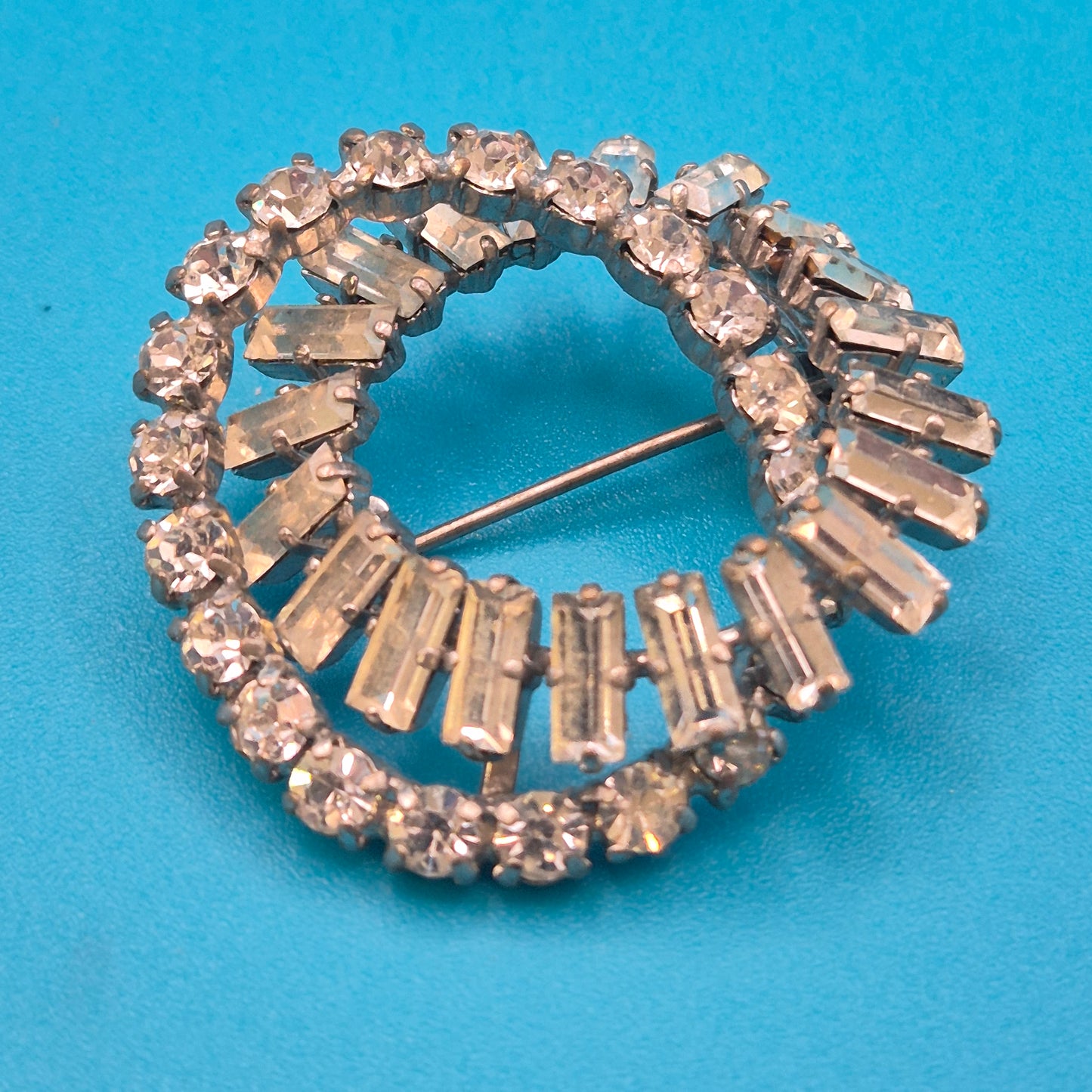 Vintage Kristall Brosche Rundes Design mit Baguette & Rundsteinen Silberfarben