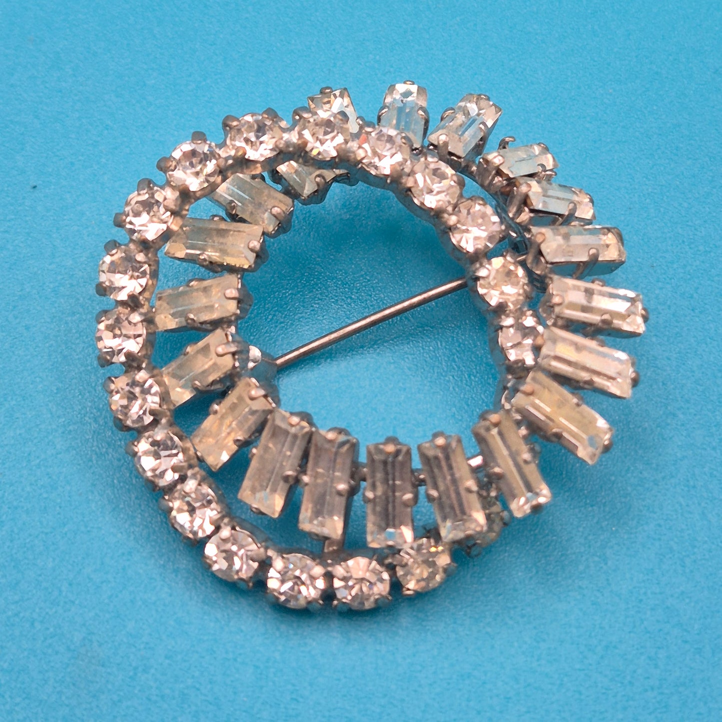 Vintage Kristall Brosche Rundes Design mit Baguette & Rundsteinen Silberfarben