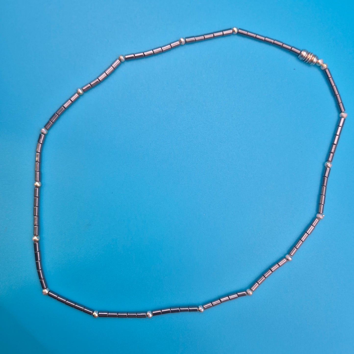 Vintage Magnet-Kette mit Hämatit-Zylindern und silberfarbenen Akzenten