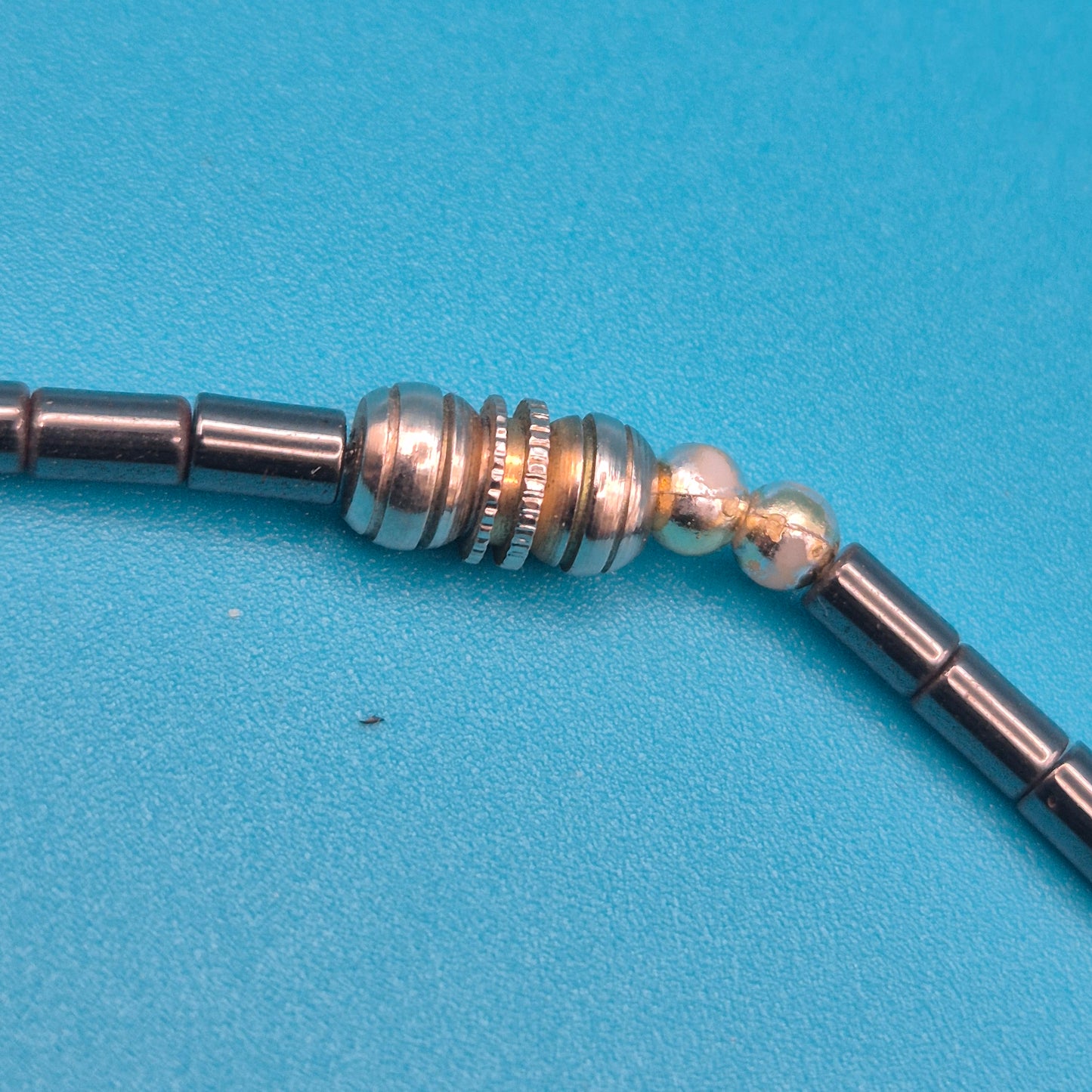 Vintage Magnet-Kette mit Hämatit-Zylindern und silberfarbenen Akzenten