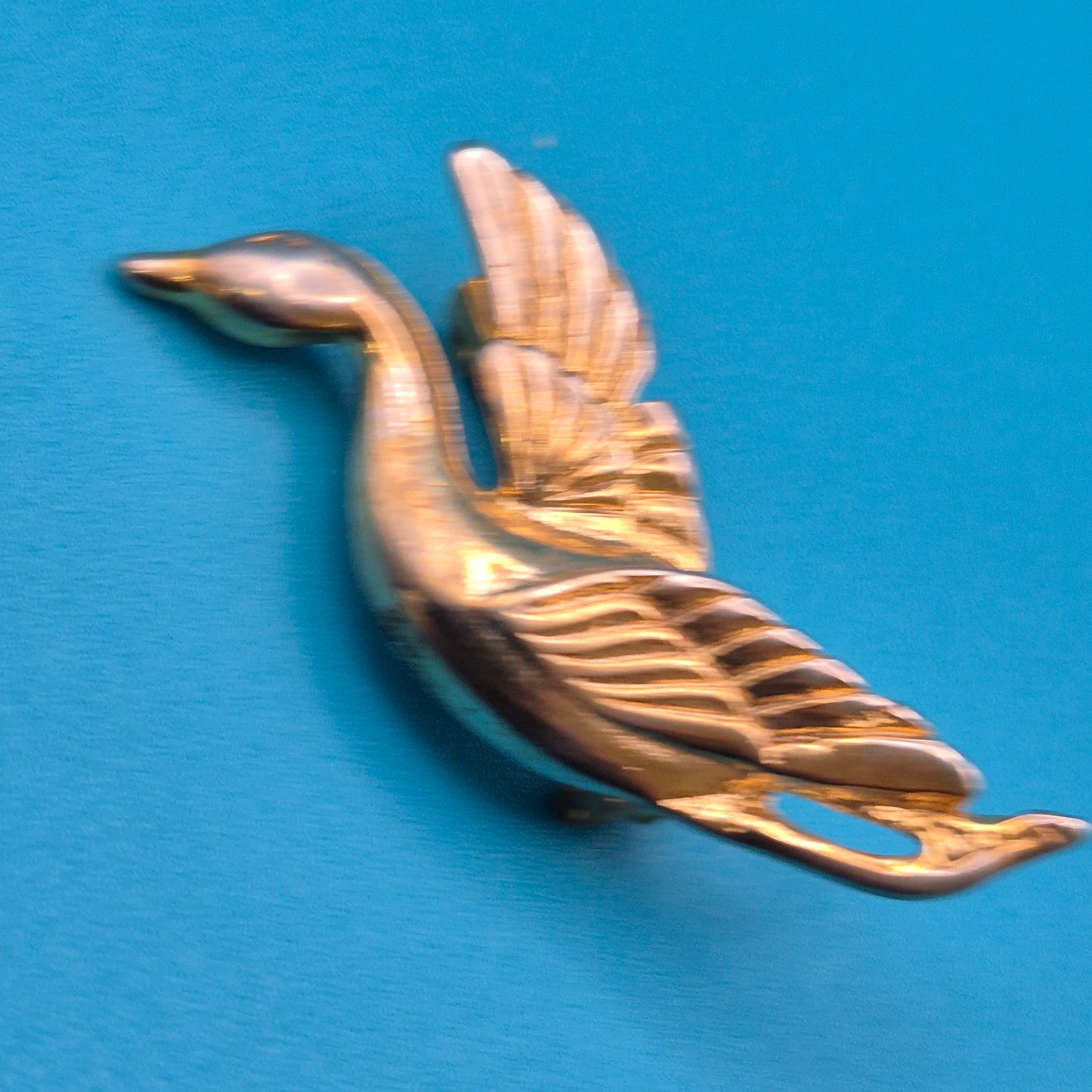 Elegante Vintage Brosche goldfarben Schwan im Flug Design