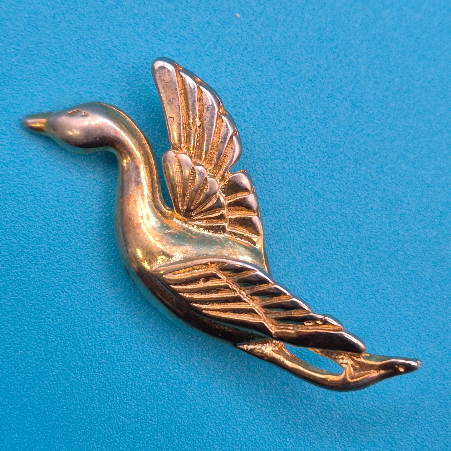Elegante Vintage Brosche goldfarben Schwan im Flug Design