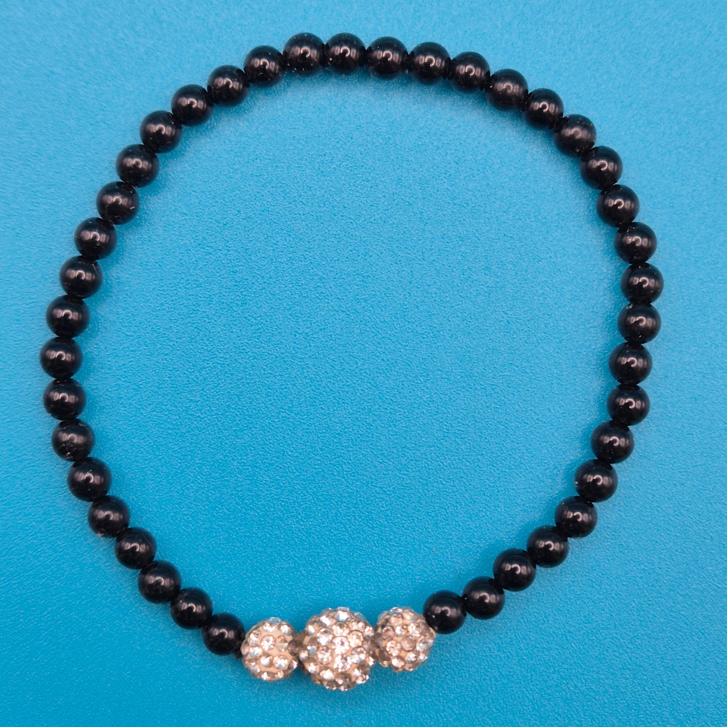 Elegantes Stretch-Armband mit schwarzen Perlen und Kristall-Akzenten