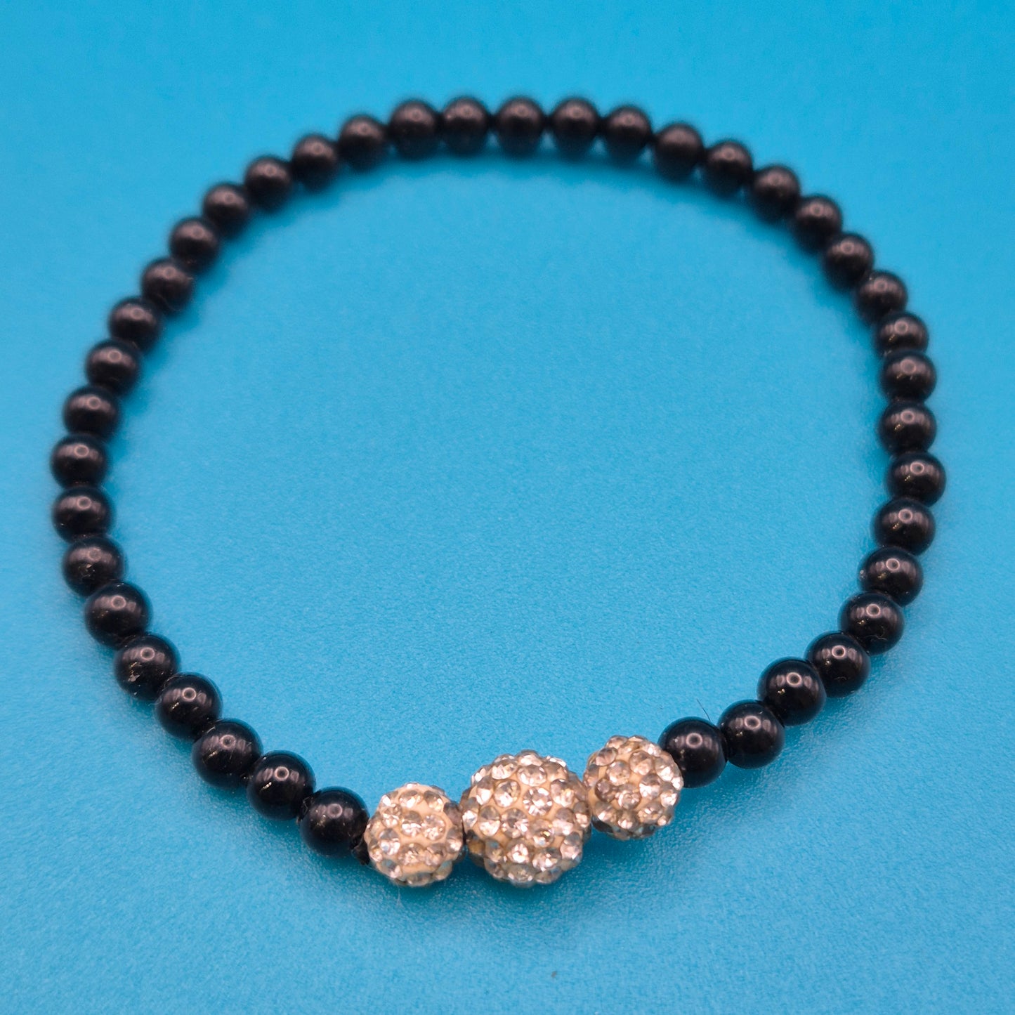 Elegantes Stretch-Armband mit schwarzen Perlen und Kristall-Akzenten