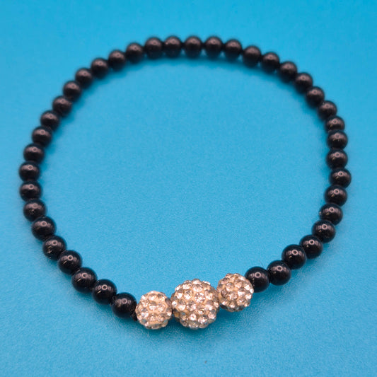 Elegantes Stretch-Armband mit schwarzen Perlen und Kristall-Akzenten