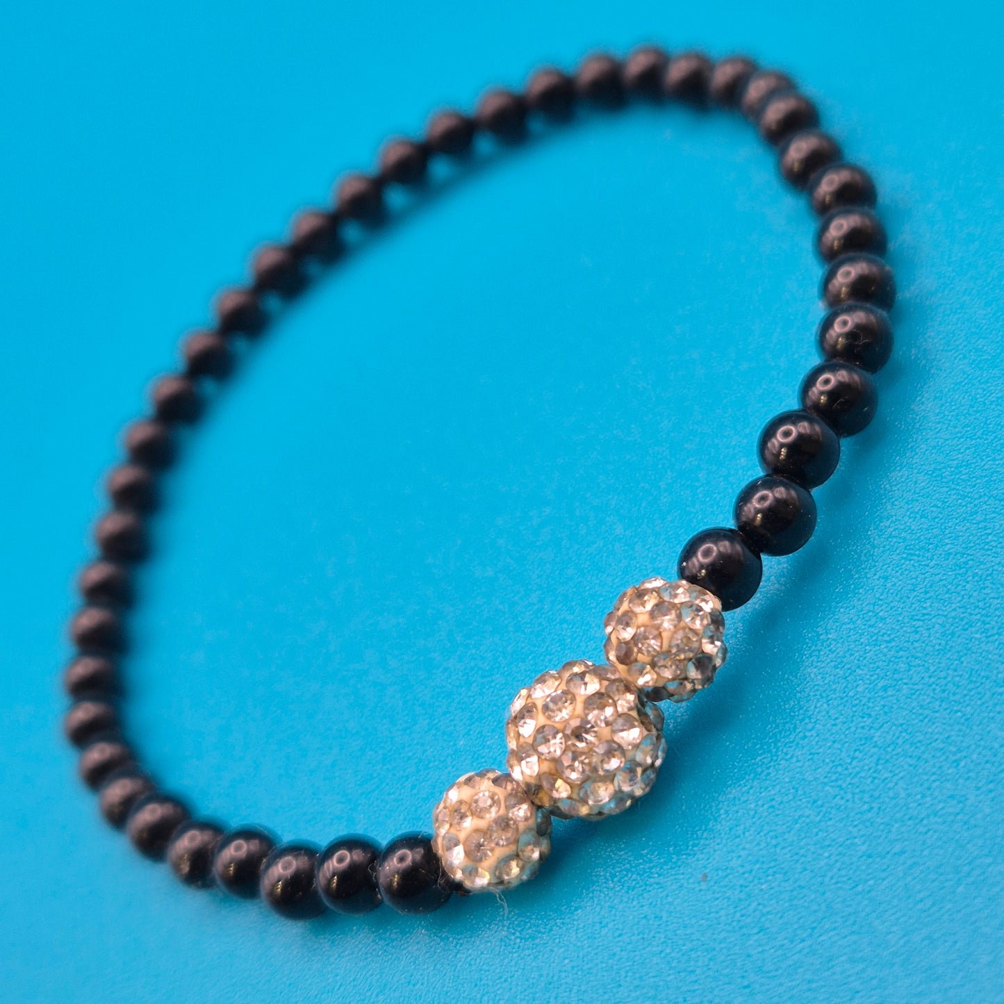 Elegantes Stretch-Armband mit schwarzen Perlen und Kristall-Akzenten