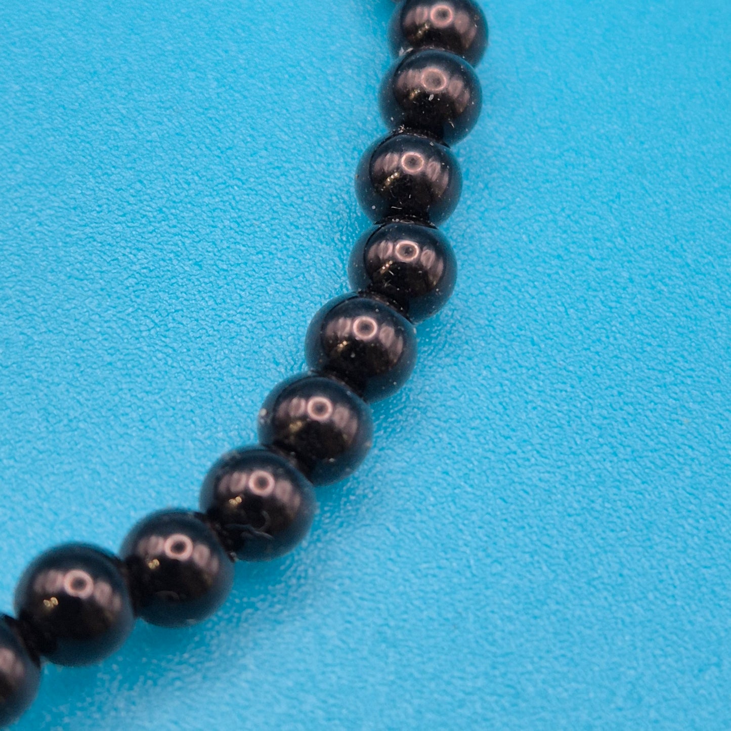 Elegantes Stretch-Armband mit schwarzen Perlen und Kristall-Akzenten