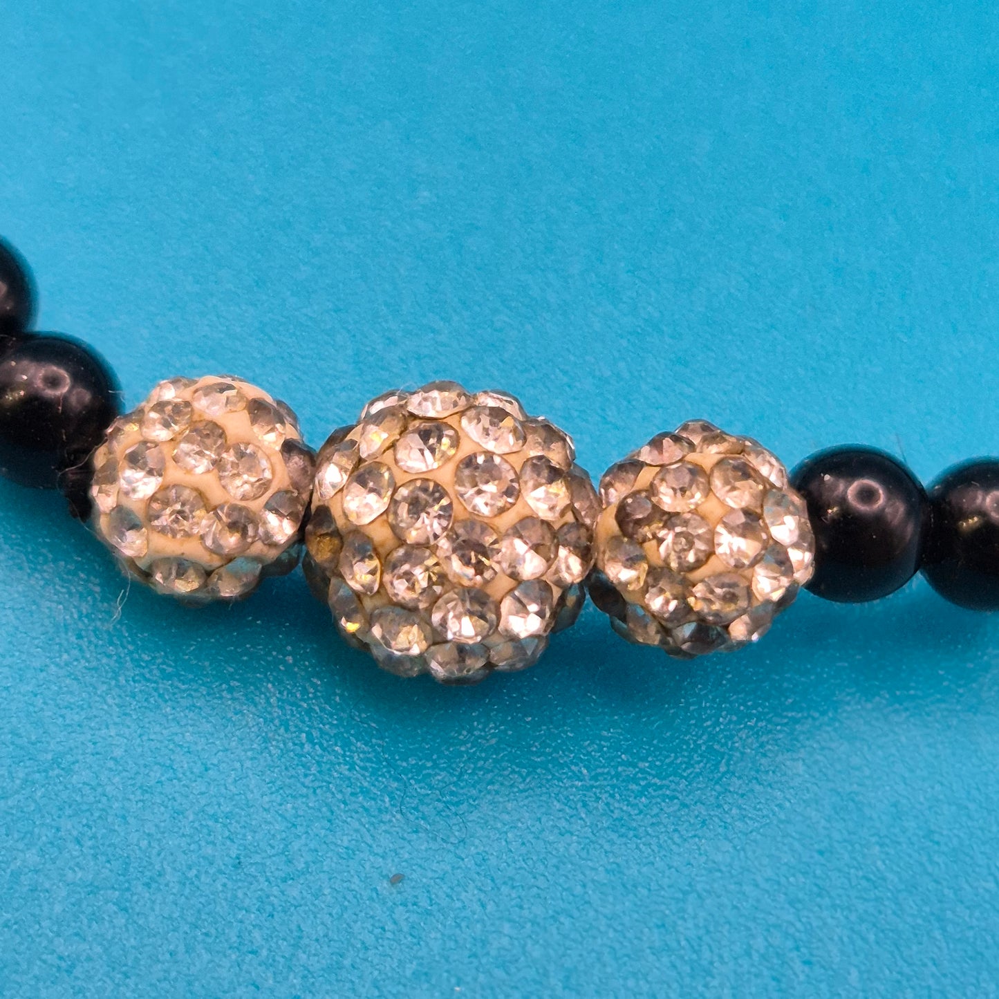 Elegantes Stretch-Armband mit schwarzen Perlen und Kristall-Akzenten