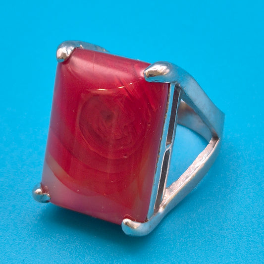 Vintage Statement Ring mit rotem, marmoriertem Cabochon-Stein