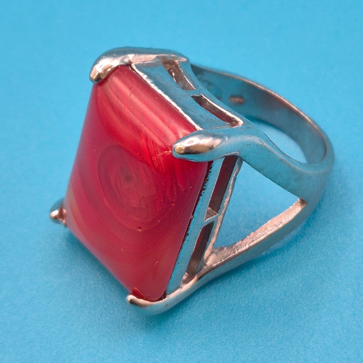 Vintage Statement Ring mit rotem, marmoriertem Cabochon-Stein