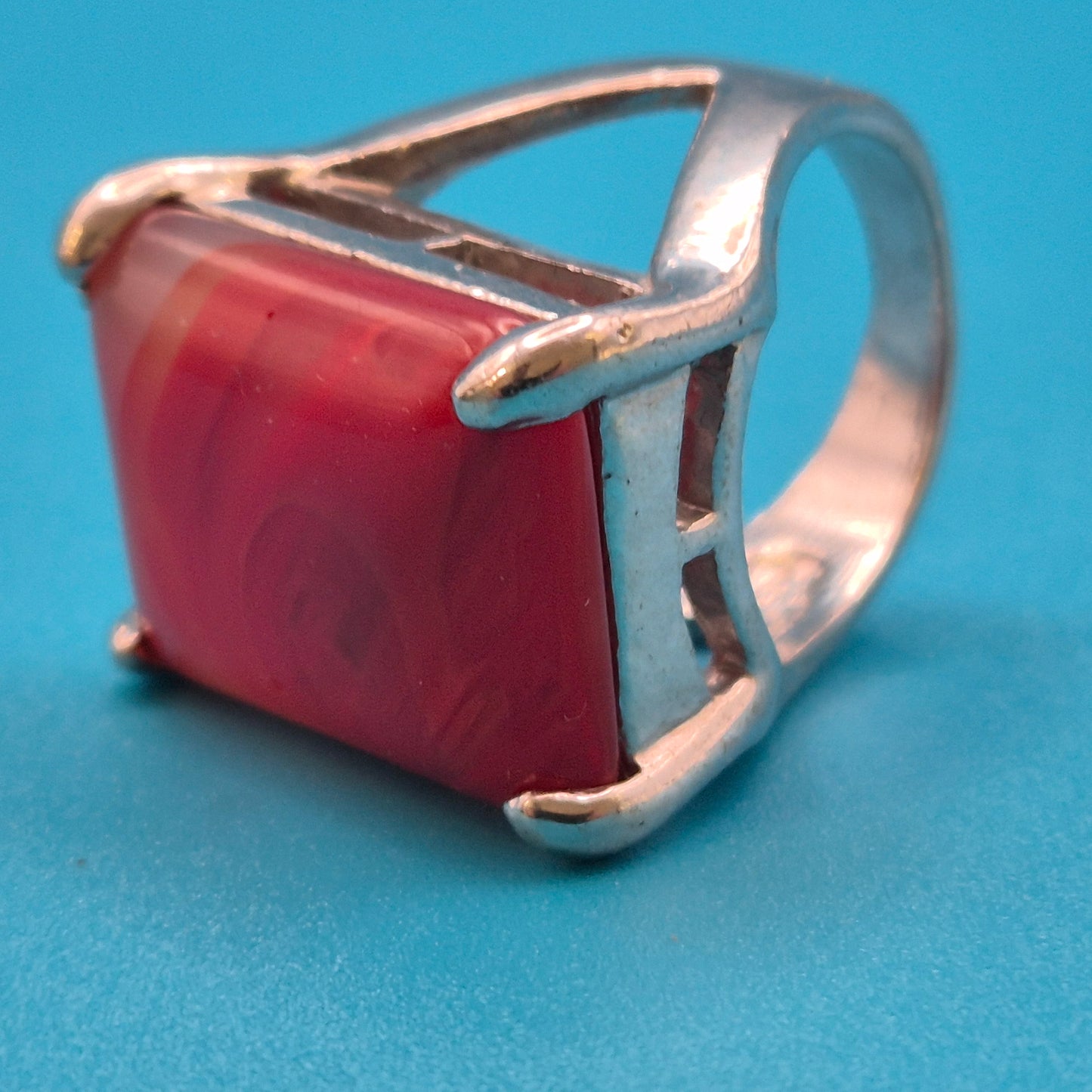 Vintage Statement Ring mit rotem, marmoriertem Cabochon-Stein