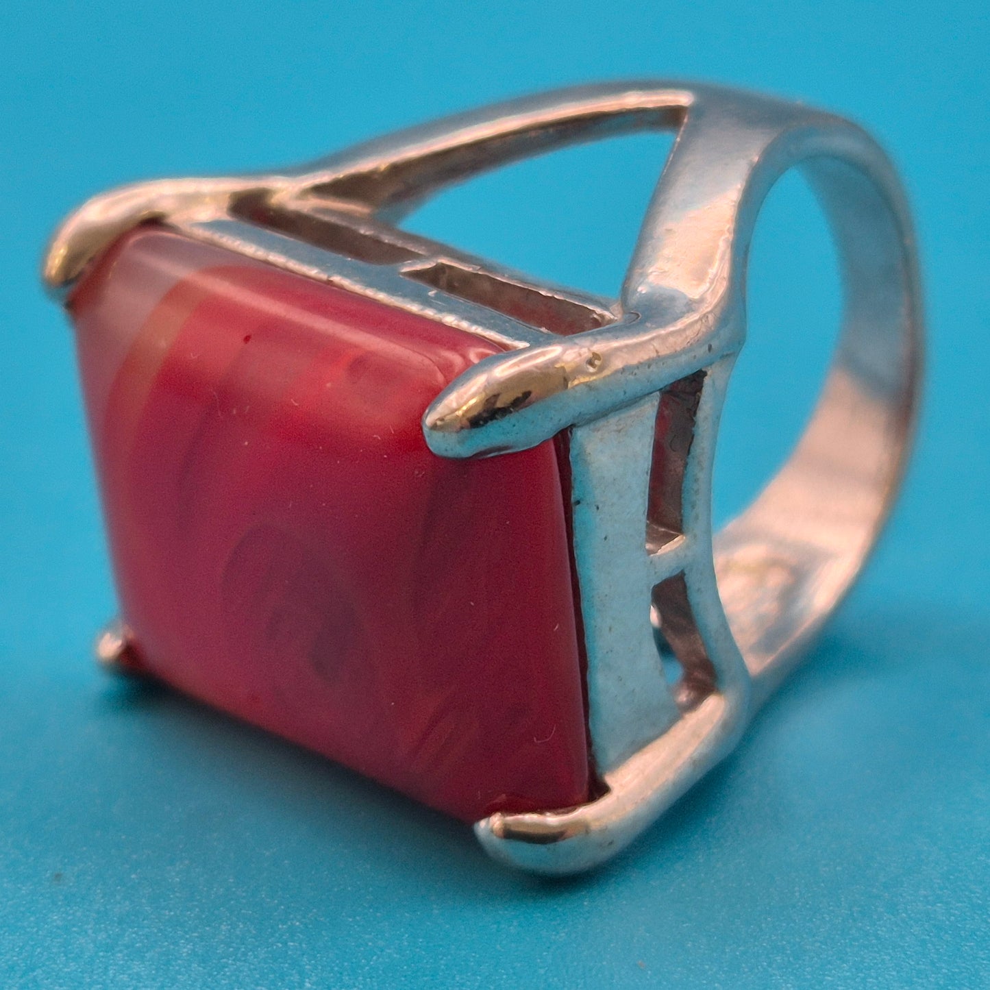 Vintage Statement Ring mit rotem, marmoriertem Cabochon-Stein