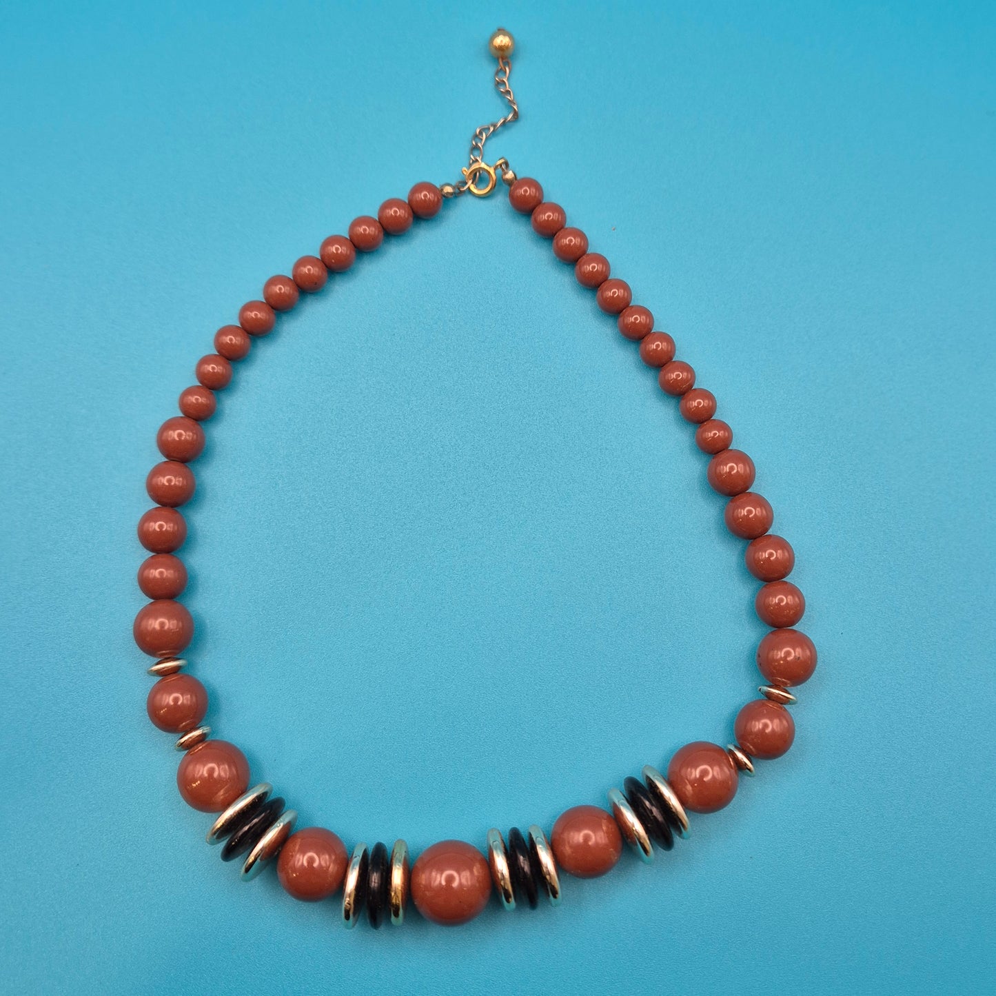Vintage Statement Kette mit braunen Perlen und eleganten Metall-Akzenten