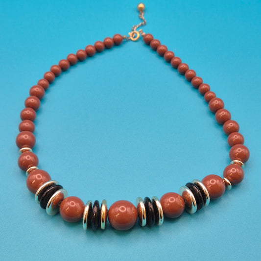 Vintage Statement Kette mit braunen Perlen und eleganten Metall-Akzenten