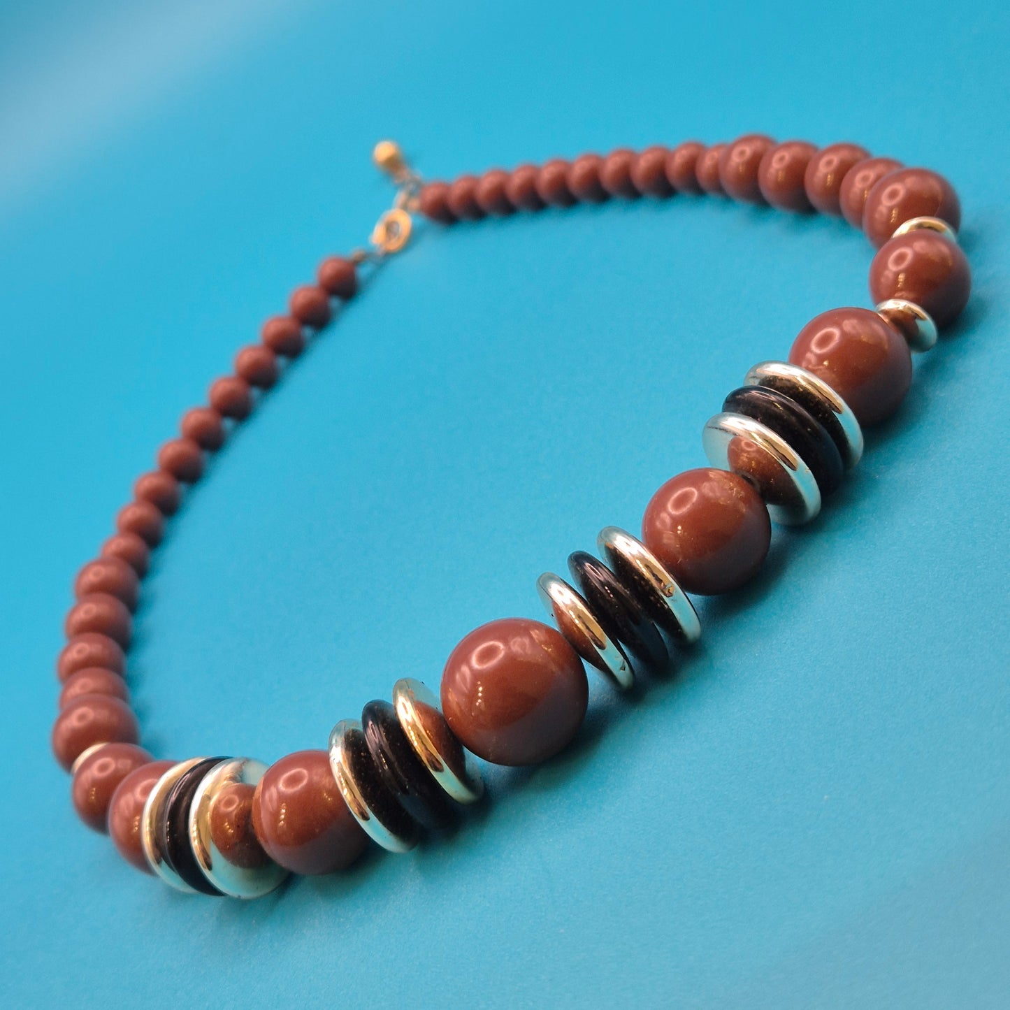 Vintage Statement Kette mit braunen Perlen und eleganten Metall-Akzenten