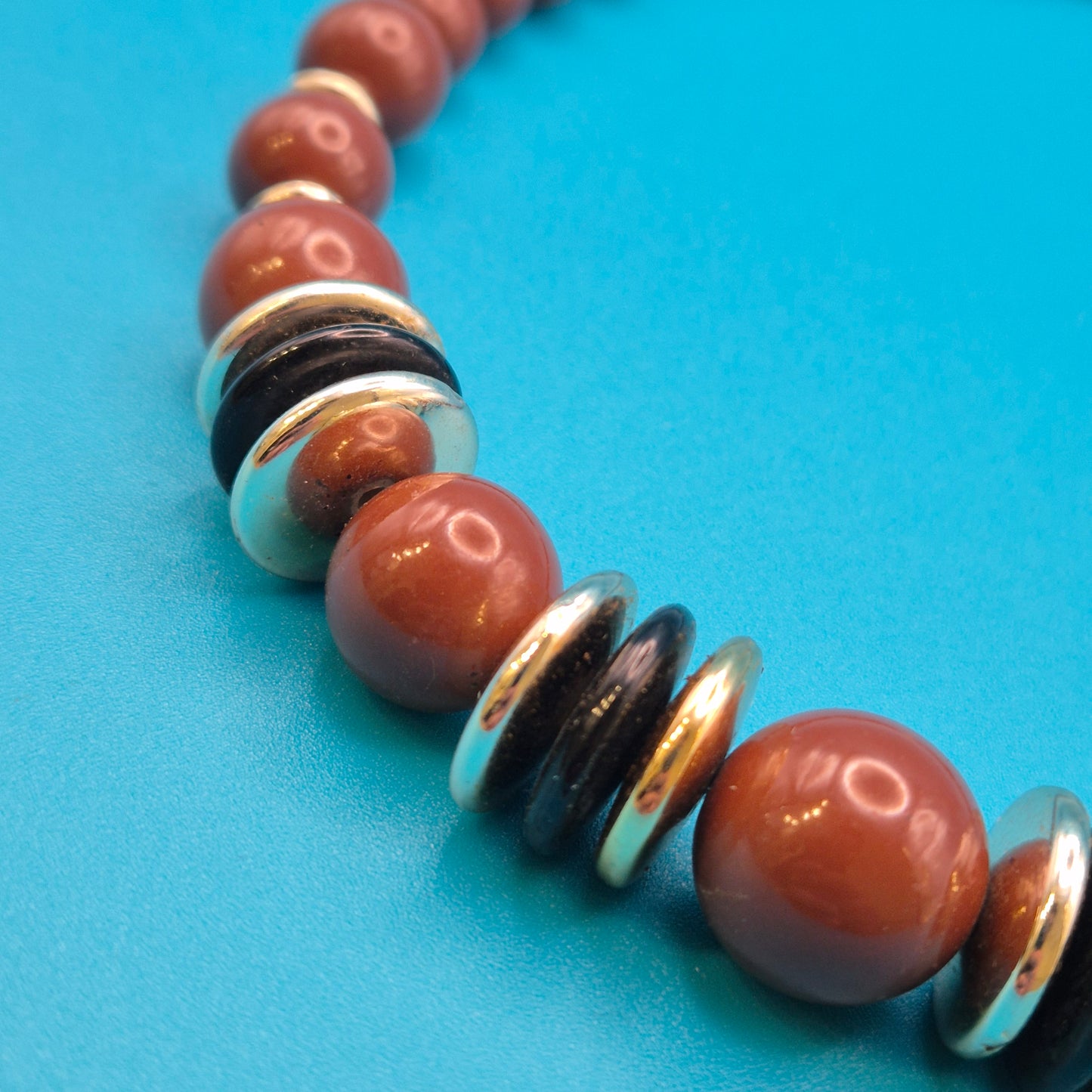Vintage Statement Kette mit braunen Perlen und eleganten Metall-Akzenten