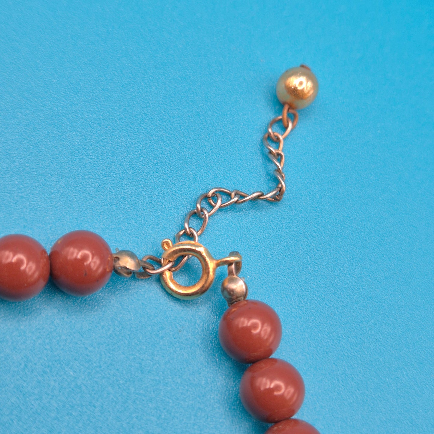 Vintage Statement Kette mit braunen Perlen und eleganten Metall-Akzenten