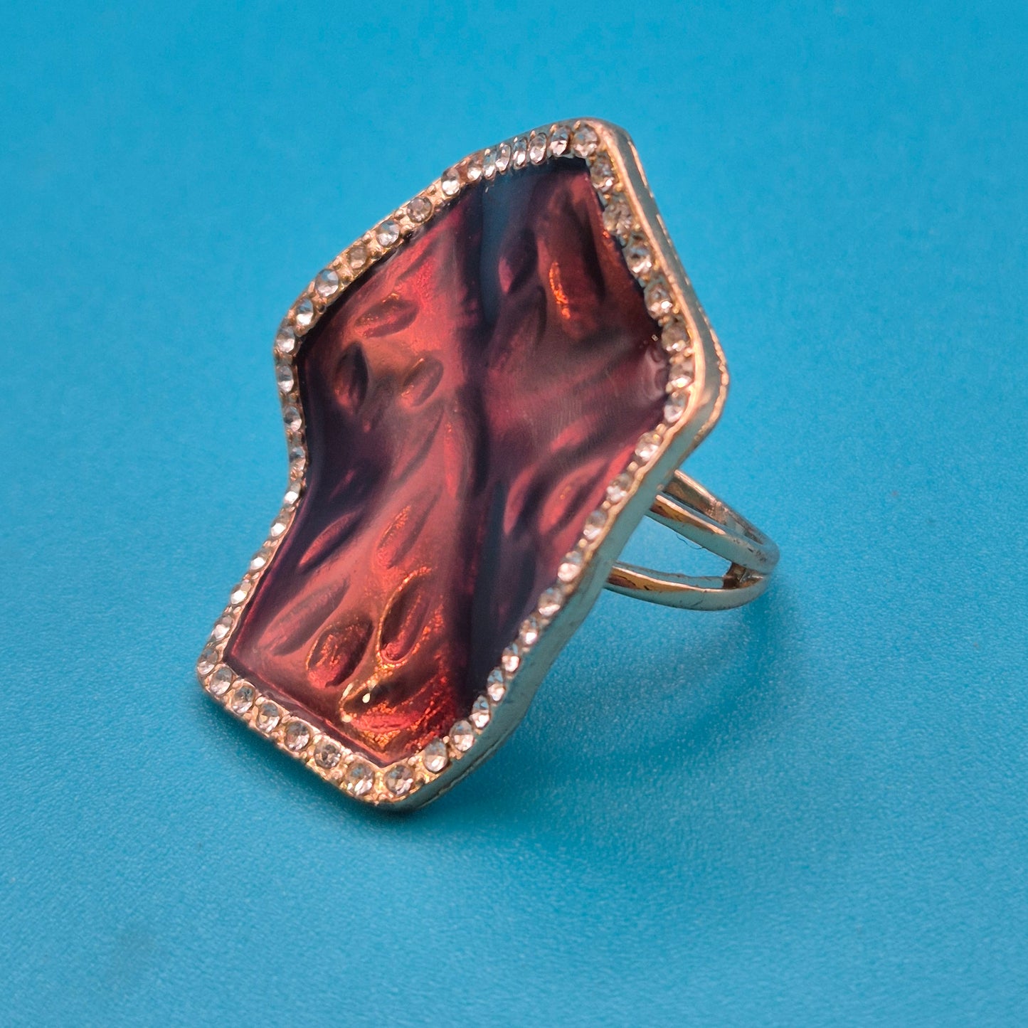 Vintage Statement-Ring mit irisierendem Stein und Strass-Besatz