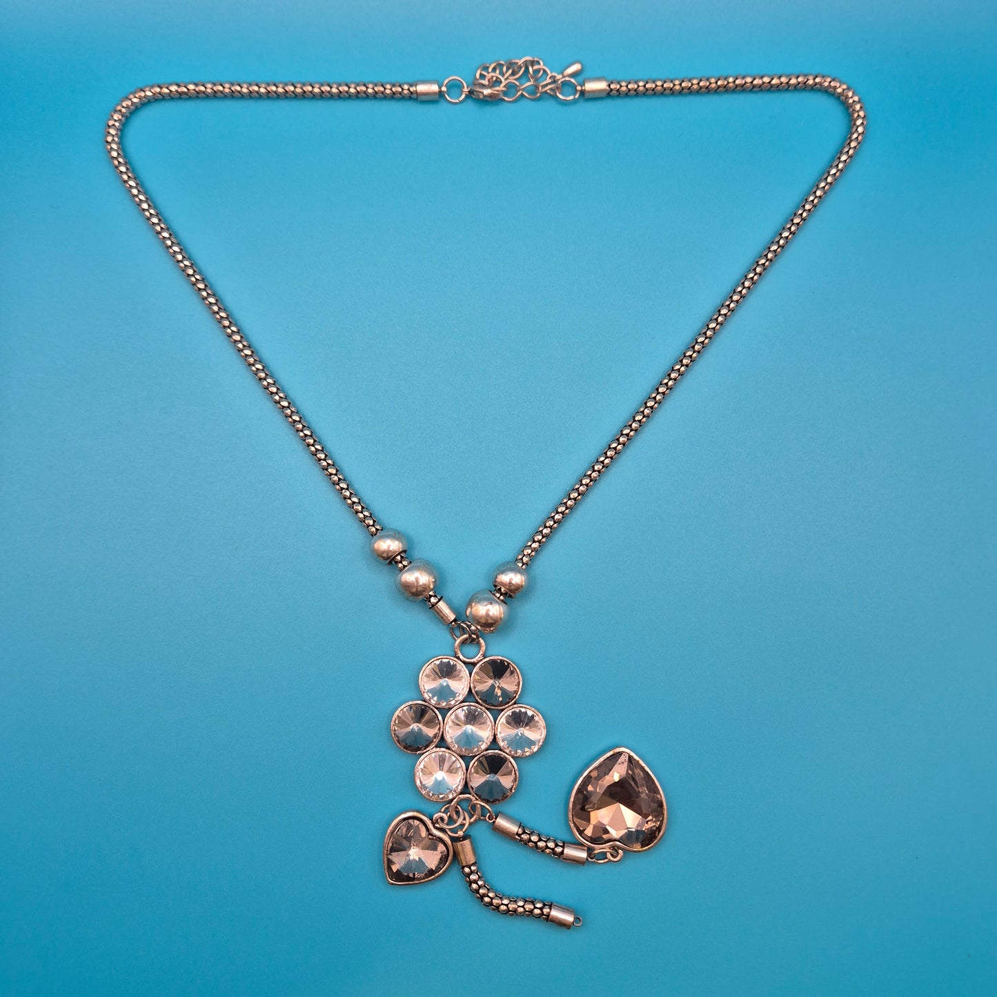 Elegante Vintage Kette mit Blumen- & Herzanhängern in Silberoptik