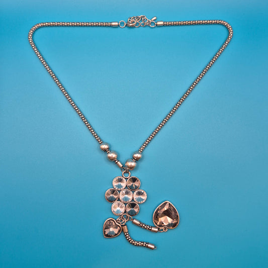 Elegante Vintage Kette mit Blumen- & Herzanhängern in Silberoptik