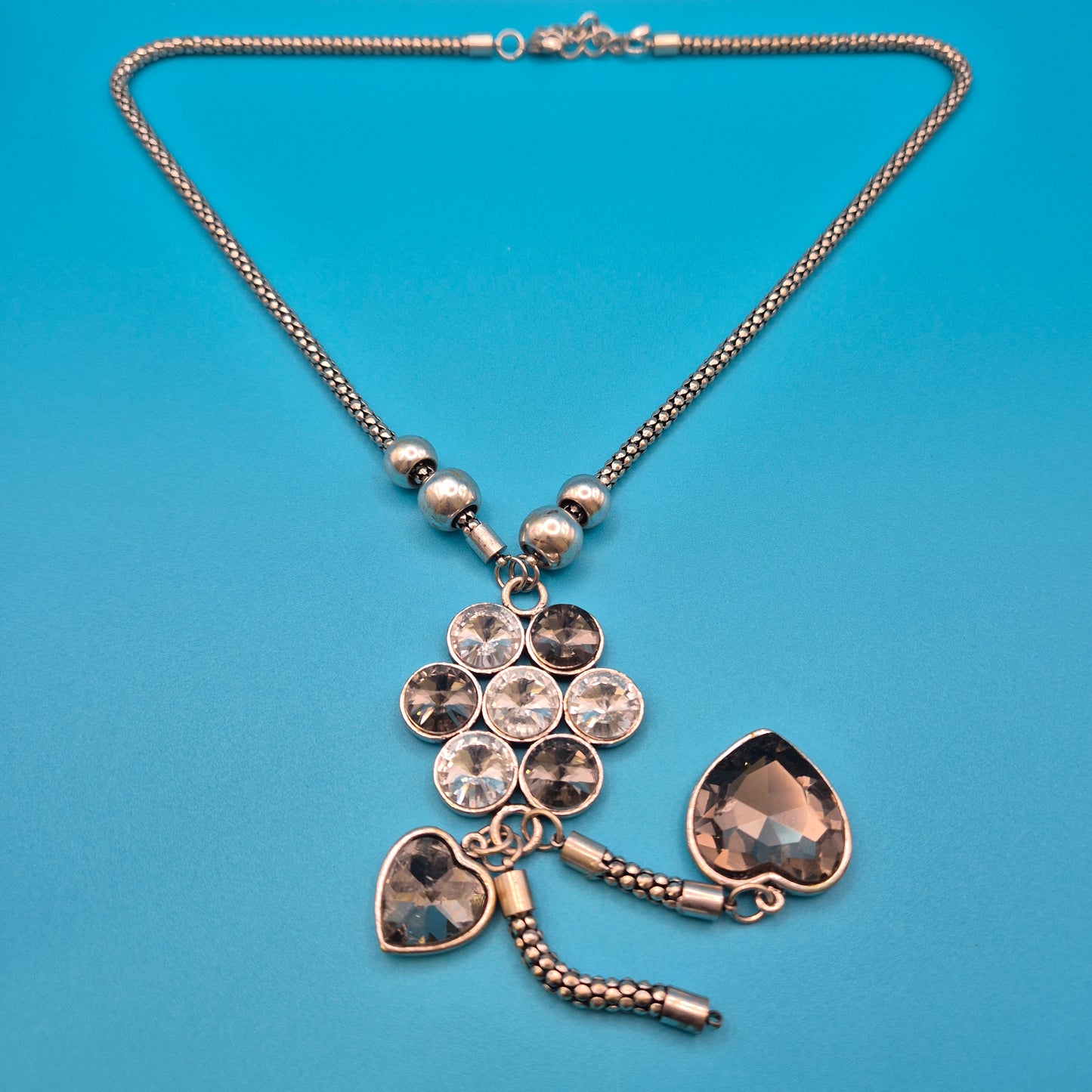 Elegante Vintage Kette mit Blumen- & Herzanhängern in Silberoptik