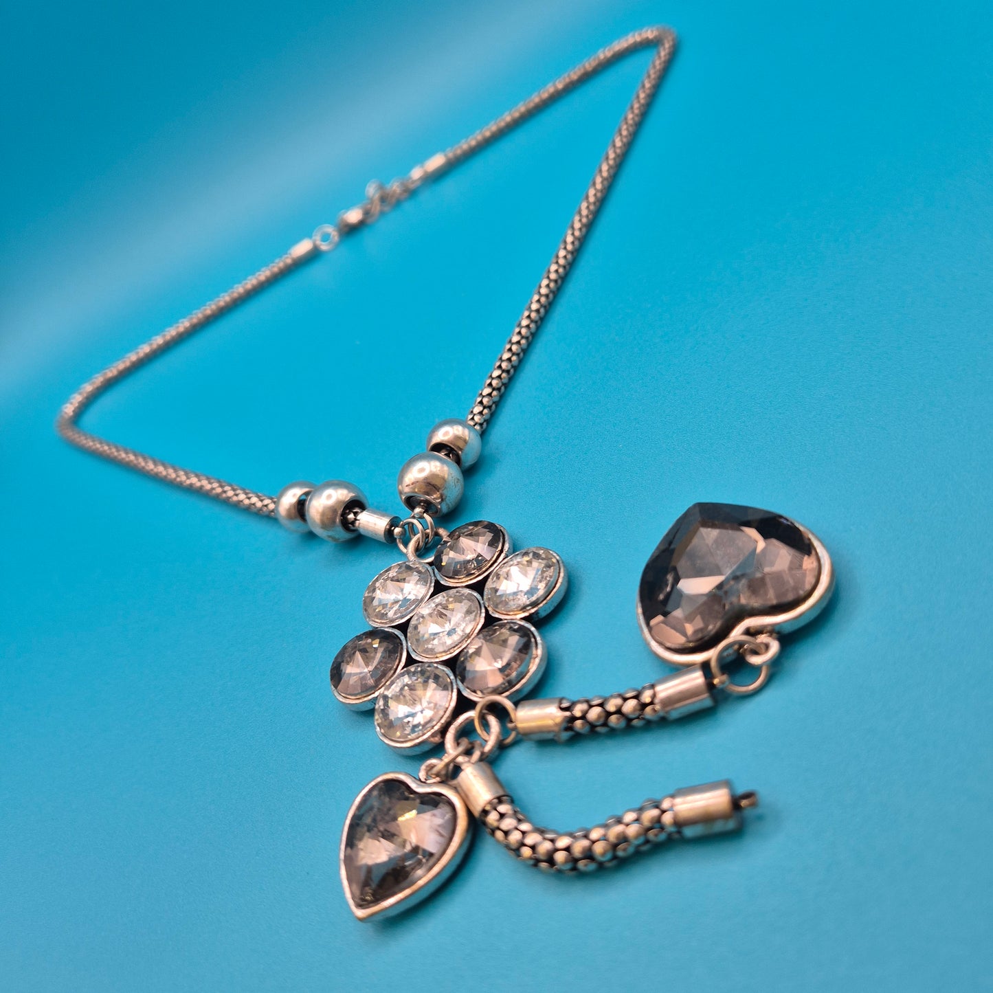 Elegante Vintage Kette mit Blumen- & Herzanhängern in Silberoptik