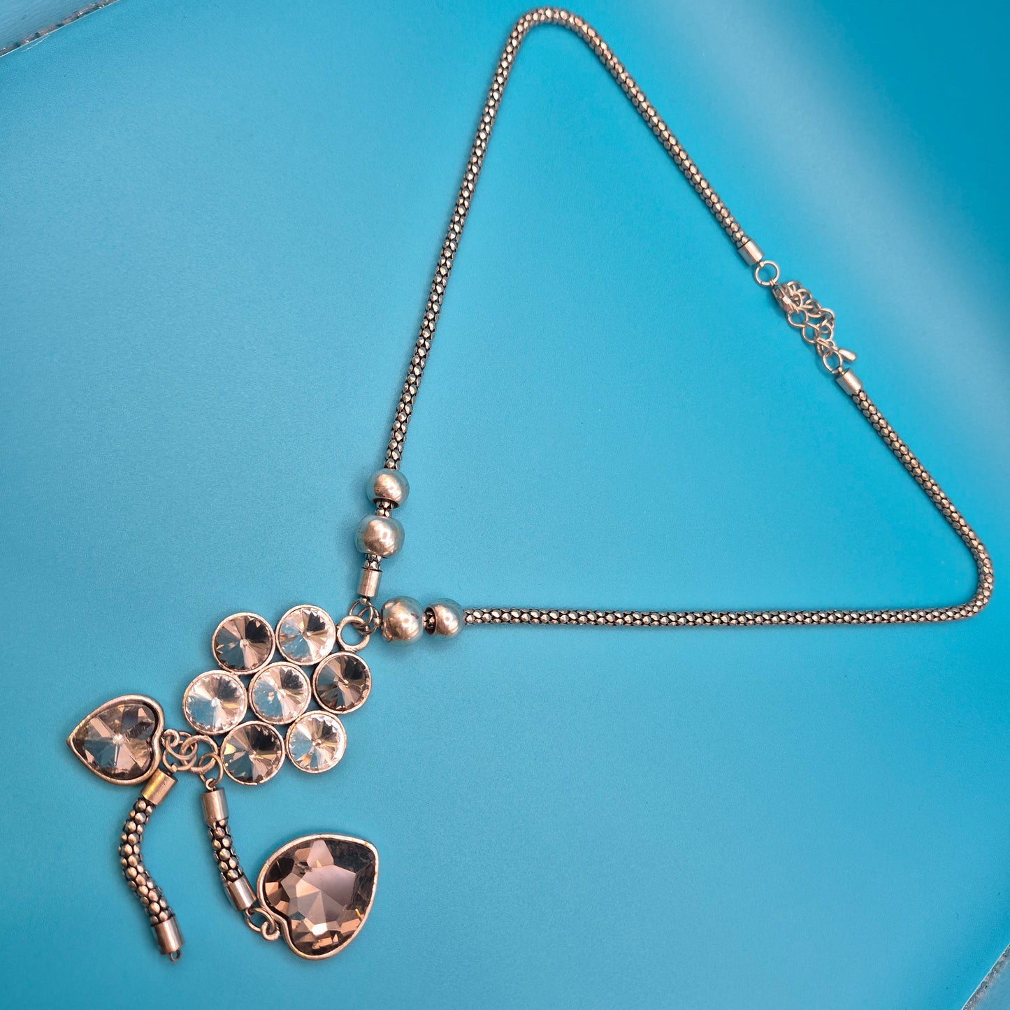 Elegante Vintage Kette mit Blumen- & Herzanhängern in Silberoptik