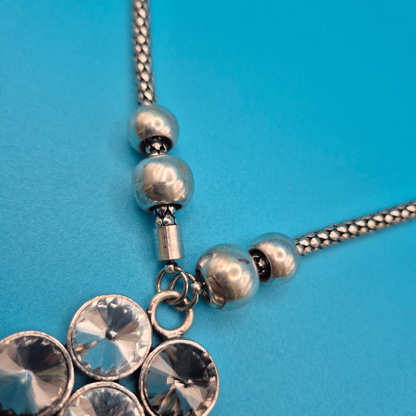 Elegante Vintage Kette mit Blumen- & Herzanhängern in Silberoptik