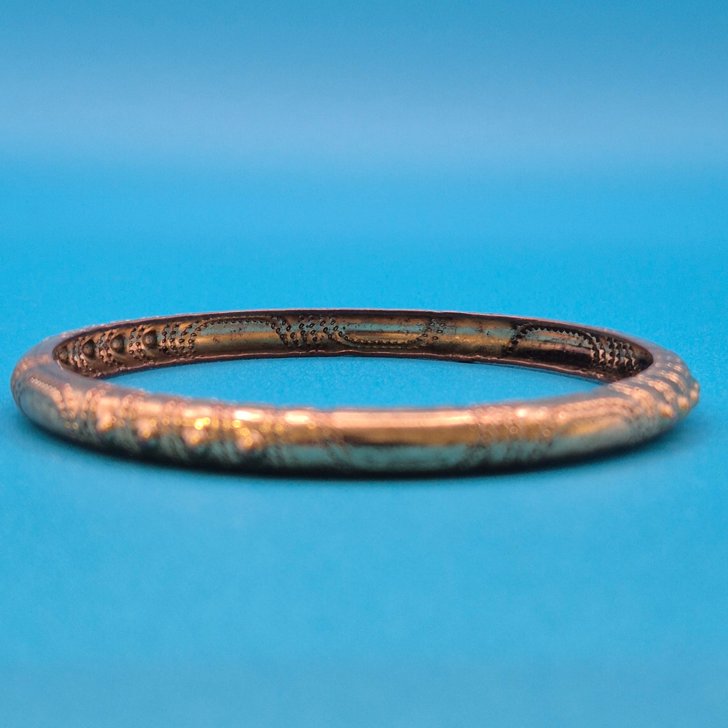 Vintage Armreif mit geometrischer Gravur und Punkt-Detail