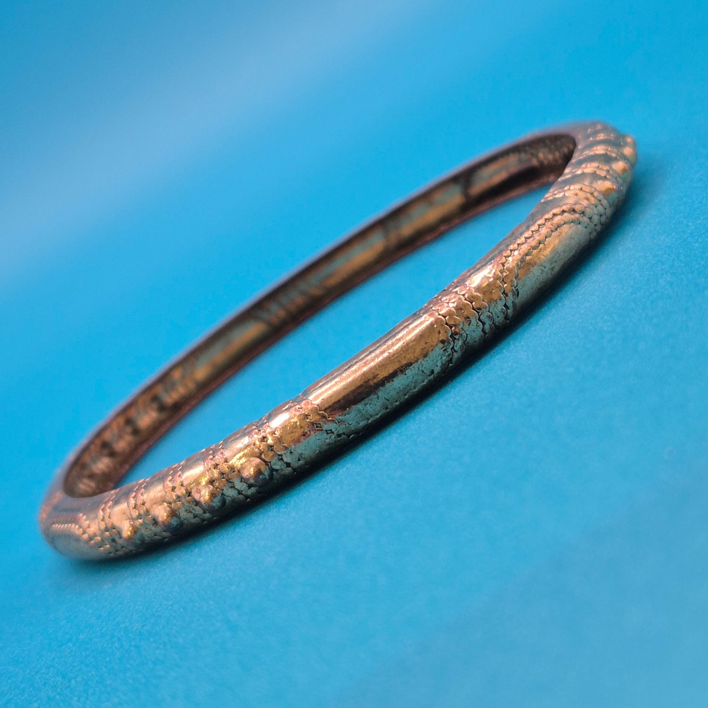 Vintage Armreif mit geometrischer Gravur und Punkt-Detail